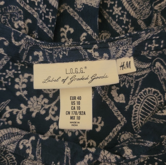 Women's H&M size 10 lightweight blue and white V-neck blouse. - Picture 6 of 7